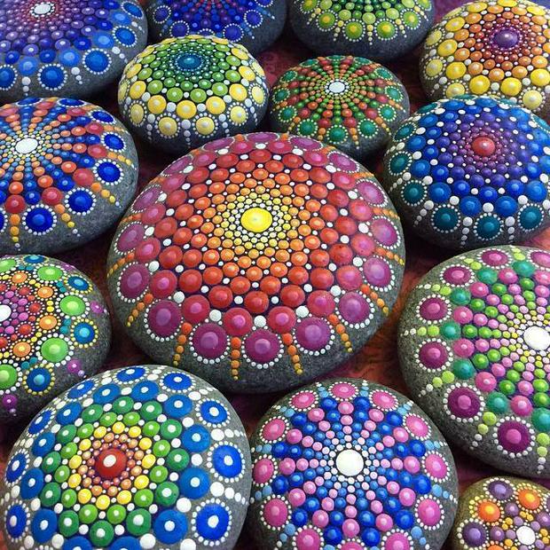 mandala-designs-on-stones.jpg