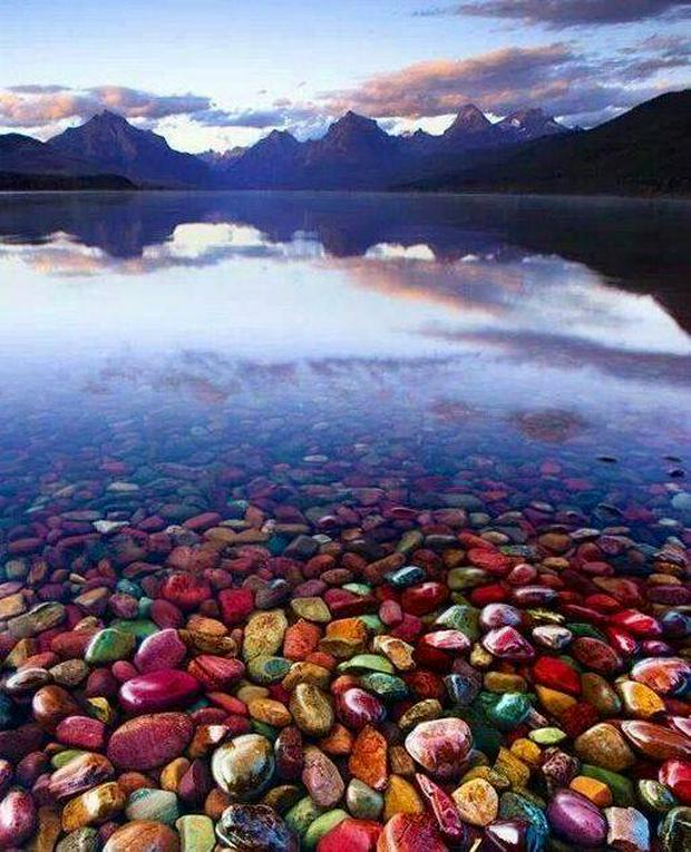 Pebble-shore-lake-in-MontanaIS.jpg